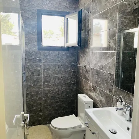 Comfortable Apartment In Kato Paphos Nearest The Sea *
